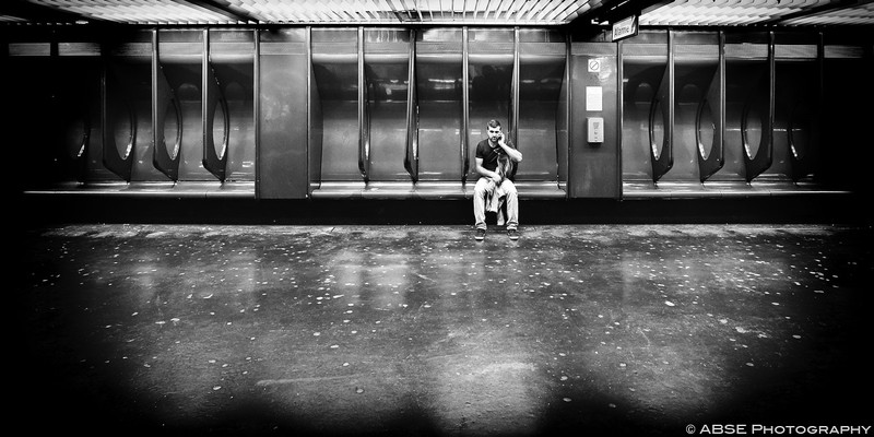 http://blog.absephotography.com/wp-content/uploads/2015/08/paris-france-black-and-white-metro-underground-mobile-phone-39-800x400.jpg