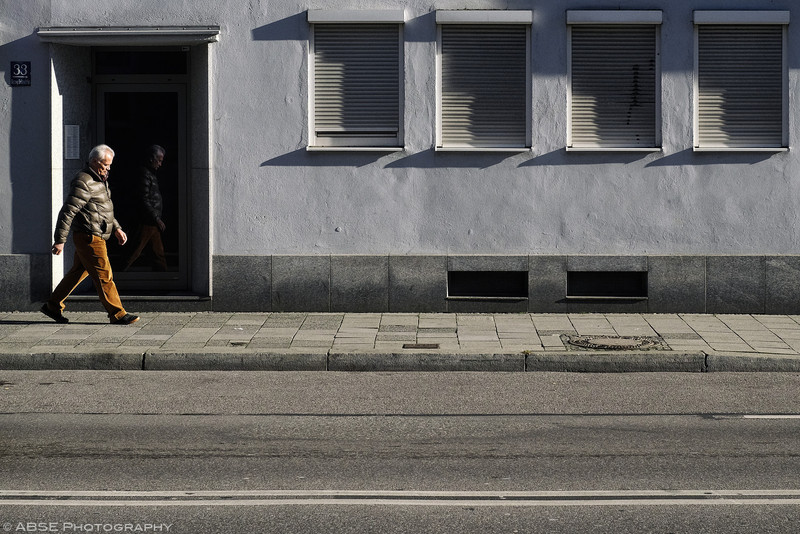 http://blog.absephotography.com/wp-content/uploads/2016/08/man-walking-door-windows-street-urban-reflection-munich-germany-800x534.jpg