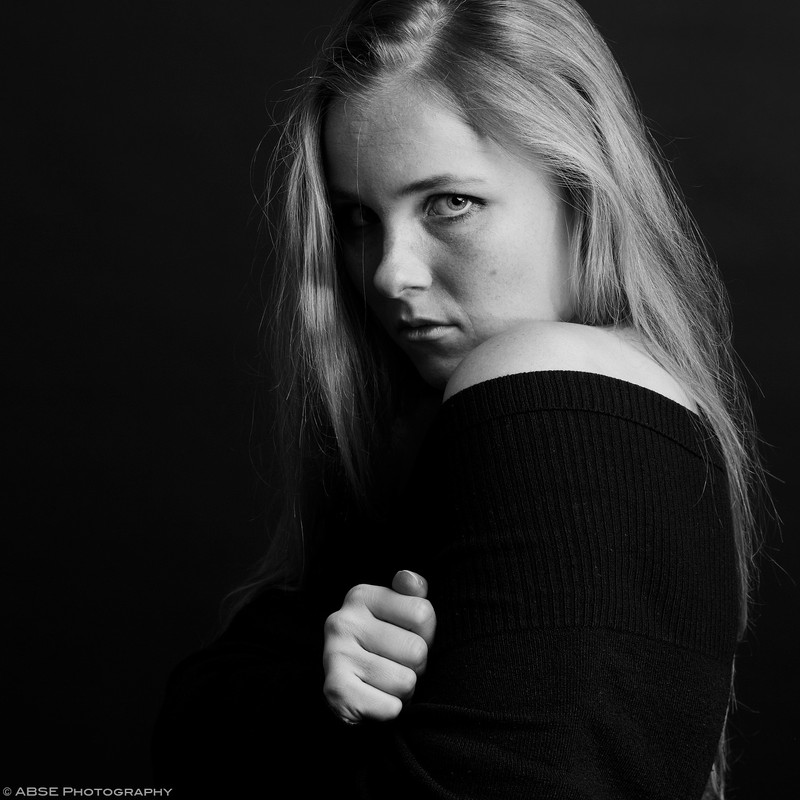http://blog.absephotography.com/wp-content/uploads/2017/10/aurora-nordica-portrait-studio-black-and-white-hug-square-800x800.jpg