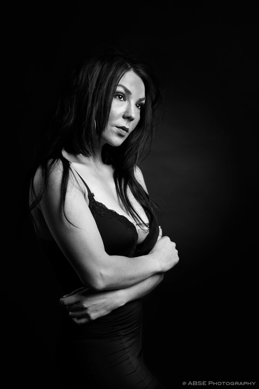 http://blog.absephotography.com/wp-content/uploads/2018/05/taty-portrait-studio-black-and-white-canon-godox-1-533x800.jpg